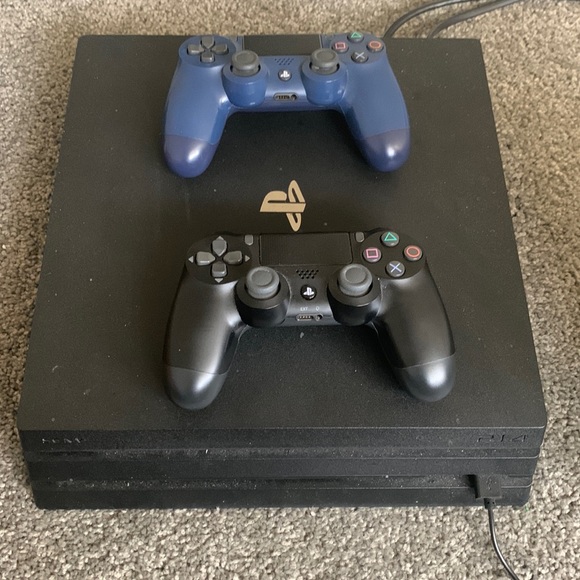 Ps4 pro 2 controllers and comes with 2k23